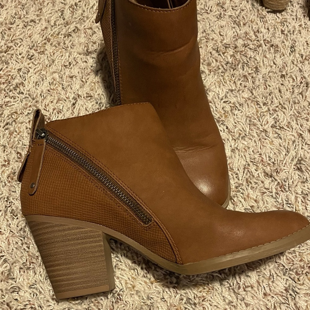 Cognac booties with zipper details